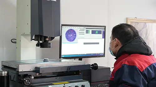 கூர்மையான பார்வை மற்றும் துல்லியமான வழிகாட்டுதலுடன், அச்சுகளுக்கான தரமான பாதுகாப்புக் கோட்டை நாங்கள் உறுதியாக நிறுவுகிறோம்.